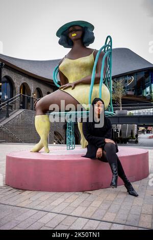 London, Großbritannien. 5. Oktober 2022. Tschabalala Self enthüllt ihre Skulptur ‘Seated’, ein neues öffentliches Werk, das Avant Arte in Auftrag gegeben hat, auf dem Coal Drops Yard in der Nähe von King’s Cross. Die großformatige Bronze steht mit fast 3 Metern Höhe und ist die erste öffentliche Skulptur des Künstlers. Kredit: Stephen Chung / Alamy Live Nachrichten Stockfoto