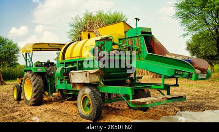 15. August 2022, Sikar, Indien. Getreidemaschinen mit Dreschmaschine. Traktor mit Dreschmaschine Nahaufnahme in der Landwirtschaft Feld. Stockfoto