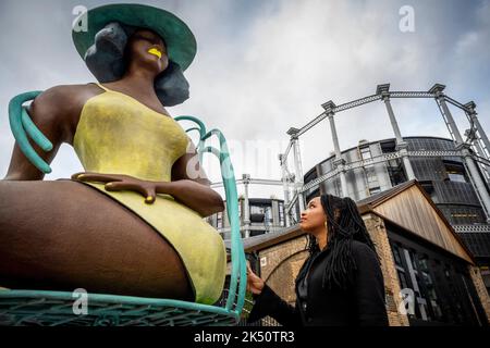 London, Großbritannien. 5. Oktober 2022. Tschabalala Self enthüllt ihre Skulptur ‘Seated’, ein neues öffentliches Werk, das Avant Arte in Auftrag gegeben hat, auf dem Coal Drops Yard in der Nähe von King’s Cross. Die großformatige Bronze steht mit fast 3 Metern Höhe und ist die erste öffentliche Skulptur des Künstlers. Kredit: Stephen Chung / Alamy Live Nachrichten Stockfoto