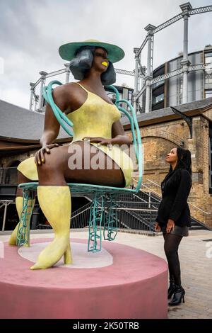 London, Großbritannien. 5. Oktober 2022. Tschabalala Self enthüllt ihre Skulptur ‘Seated’, ein neues öffentliches Werk, das Avant Arte in Auftrag gegeben hat, auf dem Coal Drops Yard in der Nähe von King’s Cross. Die großformatige Bronze steht mit fast 3 Metern Höhe und ist die erste öffentliche Skulptur des Künstlers. Kredit: Stephen Chung / Alamy Live Nachrichten Stockfoto