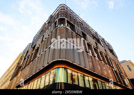 Wien Architektur, Architektur, Modern, Wien, moderne Architektur, In der Innenstadt mit Fenster und Spiegelung und Wand Stockfoto