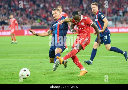 Sadio Mane (FCB 17) punktet, schießt Tor , Tor, Treffer, Torschuss, 3-0 im Spiel FC BAYERN MÜNCHEN - FC VIKTORIA PILSEN der Fußball UEFA Champions League, Gruppenphase, Gruppe C, Spieltag, in der Saison 2022/2023 in München, 4. Oktober 2022. Gruppenphase, FCB © Peter Schatz / Alamy Live News Stockfoto