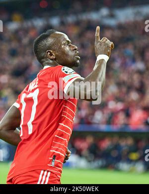 Sadio Mane (FCB 17) punktet, schießt Tor , Tor, Treffer, Torschuss, 3-0, feiert sein Ziel, glücklich, lachen, feiern, Im Spiel FC BAYERN MÜNCHEN - FC VIKTORIA PILSEN der Fußball UEFA Champions League, Gruppenphase, Gruppe C, Spieltag, in der Saison 2022/2023 in München, 4. Oktober 2022. Gruppenphase, FCB © Peter Schatz / Alamy Live News Stockfoto