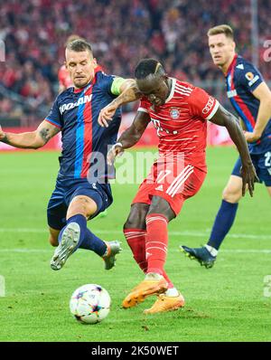 Sadio Mane (FCB 17) punktet, schießt Tor , Tor, Treffer, Torschuss, 3-0 im Spiel FC BAYERN MÜNCHEN - FC VIKTORIA PILSEN der Fußball UEFA Champions League, Gruppenphase, Gruppe C, Spieltag, in der Saison 2022/2023 in München, 4. Oktober 2022. Gruppenphase, FCB © Peter Schatz / Alamy Live News Stockfoto