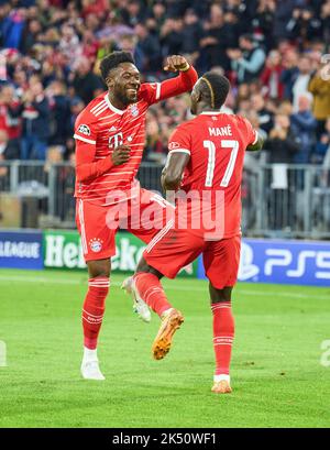 Sadio Mane (FCB 17) punktet, schießt Tor , Tor, Treffer, Torschuss, 3-0, feiert sein Ziel, glücklich, lachen, feiern, Mit Alphonso DAVIES, FCB 19 im Spiel FC BAYERN MÜNCHEN - FC VIKTORIA PILSEN der Fußball UEFA Champions League, Gruppenphase, Gruppe C, Spieltag, in der Saison 2022/2023 in München, 4. Oktober 2022. Gruppenphase, FCB © Peter Schatz / Alamy Live News Stockfoto