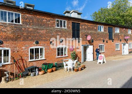 Antiquitätengeschäft in umgebautem Industriegebäude, Snape Maltings, Suffolk, England, Großbritannien Stockfoto