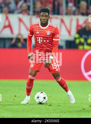 München, Deutschland. 04. Oktober 2022. Alphonso DAVIES, FCB 19 im Spiel FC BAYERN MÜNCHEN - FC VIKTORIA PILSEN 5-0 der Fußball UEFA Champions League, Gruppenphase, Gruppe C, Spieltag, in der Saison 2022/2023 in München, 4. Oktober 2022. Gruppenphase, FCB Kredit: Peter Schatz/Alamy Live News Stockfoto