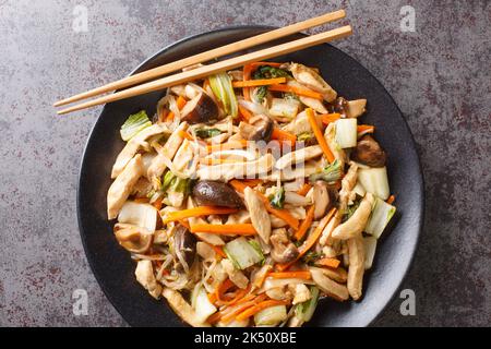 Leckeres Rühren von zartem Huhn und knusprigem Gemüse, hacken suey close-up in einem Teller auf dem Tisch. Horizontale Draufsicht von oben Stockfoto