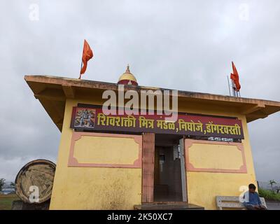 Ein Shiva Parvati Tempel auf einem Hügel, Shiva auch bekannt als Mahadeva oder Hara, ist eine der wichtigsten Gottheiten des Hinduismus. Stockfoto