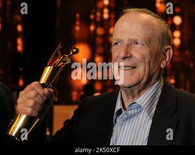 Berlin, Deutschland. 08. April 2011. Drehbuchautor Wolfgang Kohlhaase freut sich über seine Auszeichnung in der Kategorie "Lebenswerk" nach der Verleihung des Deutschen Filmpreises "Lola". Der Drehbuchautor, Regisseur und Autor Wolfgang Kohlhaase ist tot. Er starb am 5. Oktober 2022 in Berlin, teilte die Akademie der Künste unter Berufung auf seine Frau mit. Kohlhaase war 91 Jahre alt. Quelle: Picture Alliance/dpa/Alamy Live News Stockfoto