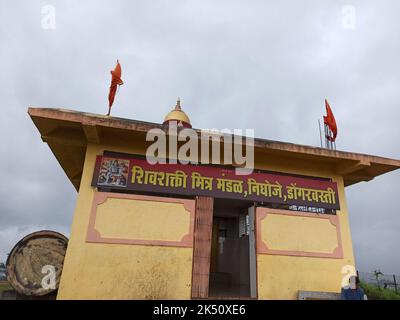 Ein Shiva Parvati Tempel auf einem Hügel, Shiva auch bekannt als Mahadeva oder Hara, ist eine der wichtigsten Gottheiten des Hinduismus. Stockfoto