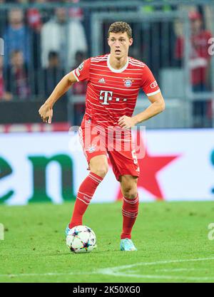 München, Deutschland. 04. Oktober 2022. Benjamin PAVARD, FCB 5 im Spiel FC BAYERN MÜNCHEN - FC VIKTORIA PILSEN 5-0 der Fußball UEFA Champions League, Gruppenphase, Gruppe C, Spieltag, in der Saison 2022/2023 in München, 4. Oktober 2022. Gruppenphase, FCB Kredit: Peter Schatz/Alamy Live News Stockfoto