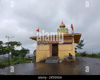 Ein Shiva Parvati Tempel auf einem Hügel, Shiva auch bekannt als Mahadeva oder Hara, ist eine der wichtigsten Gottheiten des Hinduismus. Stockfoto