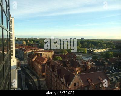 Der Park Pildammsparken und die umliegenden Gebäude an einem hellen Sommermorgen in Malmö Schweden von oben gesehen Stockfoto