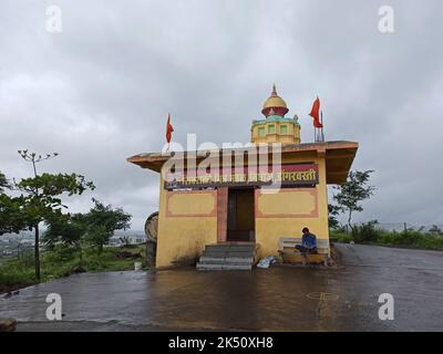 Ein Shiva Parvati Tempel auf einem Hügel, Shiva auch bekannt als Mahadeva oder Hara, ist eine der wichtigsten Gottheiten des Hinduismus. Stockfoto