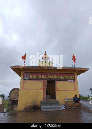 Ein Shiva Parvati Tempel auf einem Hügel, Shiva auch bekannt als Mahadeva oder Hara, ist eine der wichtigsten Gottheiten des Hinduismus. Stockfoto