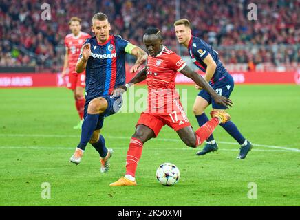 München, Deutschland. 04. Oktober 2022. Sadio Mane (FCB 17) punktet, schießt Tor, Tor, Treffer, Torschuss, 3-0 im Spiel FC BAYERN MÜNCHEN - FC VIKTORIA PILSEN 5-0 der Fußball UEFA Champions League, Gruppenphase, Gruppe C, Spieltag, in der Saison 2022/2023 in München, 4. Oktober 2022. Gruppenphase, FCB Kredit: Peter Schatz/Alamy Live News Stockfoto