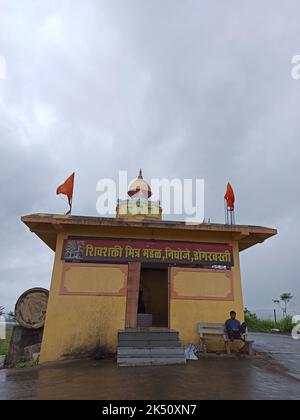 Ein Shiva Parvati Tempel auf einem Hügel, Shiva auch bekannt als Mahadeva oder Hara, ist eine der wichtigsten Gottheiten des Hinduismus. Stockfoto