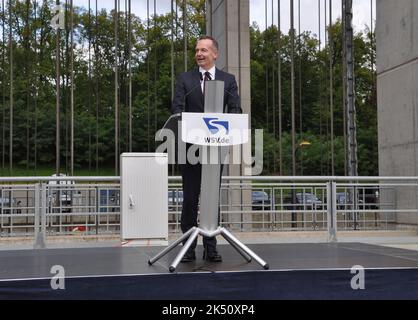 Niederfinow, Deutschland. 04. Oktober 2022. Nach 14 Jahren Bauzeit wurde in Niederfinow der größte Schiffshebewerk (Bild am 4. Oktober 2022) in Deutschland für den Verkehr eröffnet. Auf dem Foto spricht Verkehrsminister Volker Wissing. Kredit: Ales Zapotocky/CTK Foto/Alamy Live Nachrichten Stockfoto