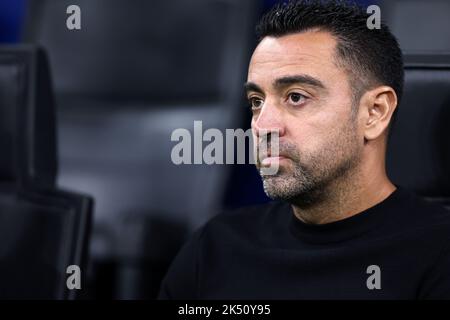 Xavi Hernandez, Cheftrainer des FC Barcelona, schaut während des UEFA Champions League-Spiel der Gruppe C zwischen dem FC Internazionale und dem FC Barcelona im Stadio Giuseppe Meazza am 4. Oktober 2022 in Mailand Italien nach. Stockfoto