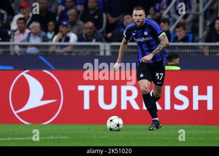 Mailand, Italien. 04. Oktober 2022. Milan Skriniar vom FC Internazionale kontrolliert den Ball während des UEFA Champions League-Spiel der Gruppe C zwischen dem FC Internazionale und dem FC Barcelona im Stadio Giuseppe Meazza am 4. Oktober 2022 in Mailand Italien. Quelle: Marco Canoniero/Alamy Live News Stockfoto