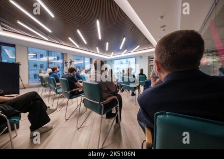 Geschäftsleute, die am Abend eine Präsentation ansehen Stockfoto