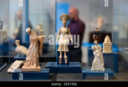 Berlin, Deutschland. 05. Oktober 2022. Tonfiguren stehen in Vitrinen in der Ausstellung „Klasse und Messe. Die Welt der griechischen Tonfiguren“ im Alten Museum. Anhand von 56 ausgewählten Exponaten gibt die Sonderausstellung der Sammlung klassischer Altertümer von 07.10.2022 bis 02.07.2023 Einblick in die vielfältige Welt der antiken Tonfiguren. Quelle: Bernd von Jutrczenka/dpa/Alamy Live News Stockfoto