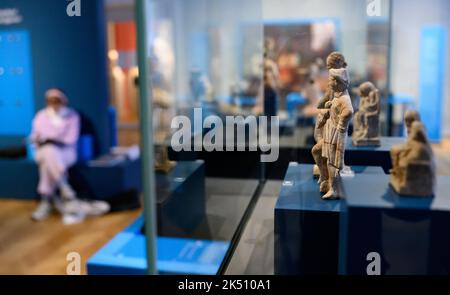 Berlin, Deutschland. 05. Oktober 2022. Tonfiguren stehen in Vitrinen in der Ausstellung „Klasse und Messe. Die Welt der griechischen Tonfiguren“ im Alten Museum. Anhand von 56 ausgewählten Exponaten gibt die Sonderausstellung der Sammlung klassischer Altertümer von 07.10.2022 bis 02.07.2023 Einblick in die vielfältige Welt der antiken Tonfiguren. Quelle: Bernd von Jutrczenka/dpa/Alamy Live News Stockfoto