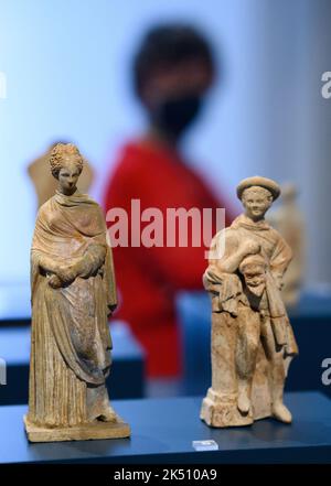 Berlin, Deutschland. 05. Oktober 2022. Tonfiguren stehen in Vitrinen in der Ausstellung „Klasse und Messe. Die Welt der griechischen Tonfiguren“ im Alten Museum. Anhand von 56 ausgewählten Exponaten gibt die Sonderausstellung der Sammlung klassischer Altertümer von 07.10.2022 bis 02.07.2023 Einblick in die vielfältige Welt der antiken Tonfiguren. Quelle: Bernd von Jutrczenka/dpa/Alamy Live News Stockfoto