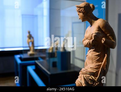 Berlin, Deutschland. 05. Oktober 2022. Tonfiguren stehen in Vitrinen in der Ausstellung „Klasse und Messe. Die Welt der griechischen Tonfiguren“ im Alten Museum. Anhand von 56 ausgewählten Exponaten gibt die Sonderausstellung der Sammlung klassischer Altertümer von 07.10.2022 bis 02.07.2023 Einblick in die vielfältige Welt der antiken Tonfiguren. Quelle: Bernd von Jutrczenka/dpa/Alamy Live News Stockfoto