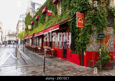 Leere Tische für Mahlzeiten im Freien im Restaurant, dem Delikatessengeschäft „Le Marais“ in Paris, in der Nähe der Rue des Rosiers. Stockfoto