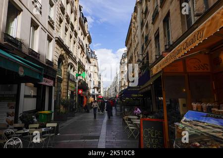 Geschäftiges Einkaufs- und Restaurantviertel der Rue Montorgueil, mit Menschen, im 2.. Arrondissement, Paris, Frankreich. Stockfoto