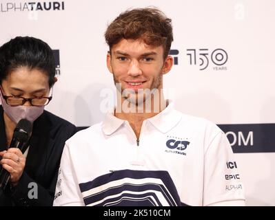 Tokio, Japan. 5. Oktober 2022. Der französische Scuderia Alpha Tauri Formel-1-Pilot Pierre Gasly spricht am Mittwoch, 5. Oktober 2022, auf einer Pressekonferenz in Tokio. Der Formel-1 Japan Grand Prix wird am 9. Oktober auf der Rennstrecke in Suzuka ausgetragen. Quelle: Yoshio Tsunoda/AFLO/Alamy Live News Stockfoto