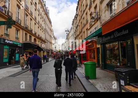 Geschäftiges Einkaufs- und Restaurantviertel der Rue Montorgueil, mit Menschen, im 2.. Arrondissement, Paris, Frankreich. Stockfoto