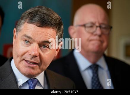 Finanzminister Paschal Donohoe und TD Charlie Flanagan sprechen vor den Medien über den Haushalt beim Tullamore Park Court in Tullamore, Co Offaly. Bilddatum: Mittwoch, 5. Oktober 2022. Stockfoto