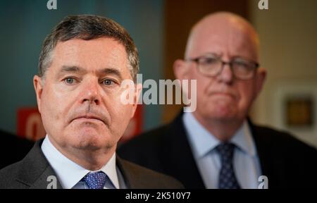 Finanzminister Paschal Donohoe und TD Charlie Flanagan sprechen vor den Medien über den Haushalt beim Tullamore Park Court in Tullamore, Co Offaly. Bilddatum: Mittwoch, 5. Oktober 2022. Stockfoto