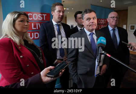 Finanzminister Paschal Donohoe und TD Charlie Flanagan sprechen vor den Medien über den Haushalt beim Tullamore Park Court in Tullamore, Co Offaly. Bilddatum: Mittwoch, 5. Oktober 2022. Stockfoto