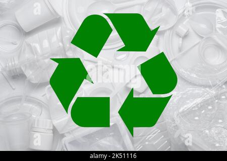 Recycling-Symbol über dem Kunststoffabfall, weiße Einweg-Kunststoffprodukte Stockfoto