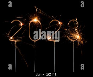 Frohes neues Jahr 2023 Silvester Party Card. Ziffern des Jahres 2023 von goldenen brennenden Wunderkerzen auf schwarzem Hintergrund isoliert gemacht. Stockfoto