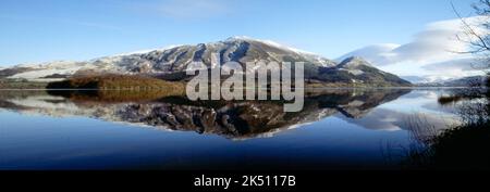 Ein Panoramablick auf Skiddaw spiegelt sich in Bassenthwaite See, Keswick, Cumbria Stockfoto