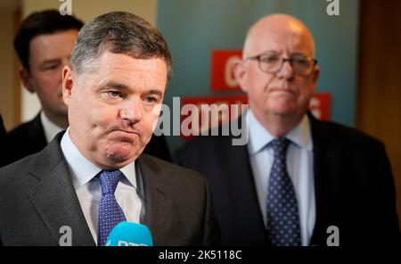 Finanzminister Paschal Donohoe und TD Charlie Flanagan sprechen vor den Medien über den Haushalt beim Tullamore Park Court in Tullamore, Co Offaly. Bilddatum: Mittwoch, 5. Oktober 2022. Stockfoto