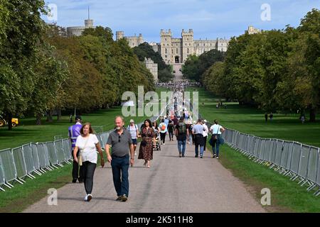 Mitglieder der Öffentlichkeit spazieren entlang des langen Spaziergangs zum Schloss Windsor, um ihrer Majestät Königin Elizabeth II. Nach ihrem Tod Tribut zu zollen Stockfoto