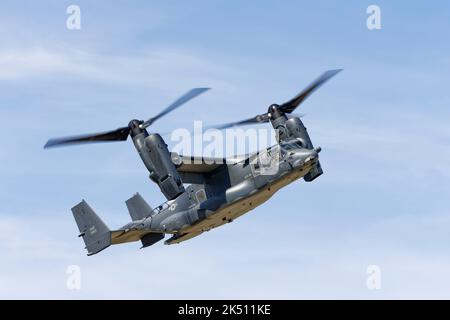 Die Bell Boeing V-22 Osprey ist ein einzigartiges Flugzeug der US-Luftwaffe und zeigt auf der Royal International Air Ta eine beeindruckende Flugausstellung Stockfoto