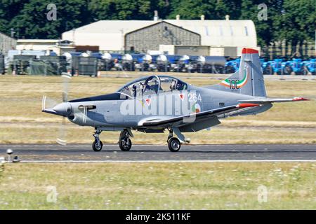 Ein Pilatus PC-9 Trainer Flugzeug des Irish Air Corps Silver Swallows Aerobatic Display Team landet bei RAF Fairford, nachdem es auf der RIAT ausgestellt wurde Stockfoto