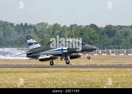 Der British Aerospace Hawk Jet Trainer der finnischen Luftwaffe hebt nach der Teilnahme am RIAT von RAF Fairford in Gloucestershire England ab Stockfoto