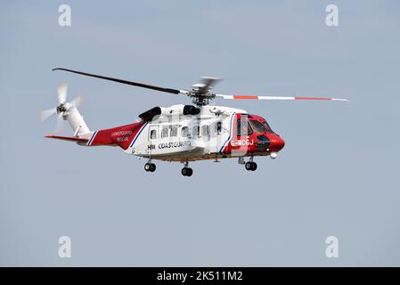 HM Coastguard Sikorsky Helicopter fliegt beim Royal International Air Tattoo durch die Menge Stockfoto