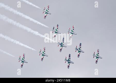 Die Frecce Tricolori, eine hervorragende Flugvorstellung der italienischen Luftwaffe als ihr Aerobatic Display Team, schweben in enger Formation über den Himmel Stockfoto