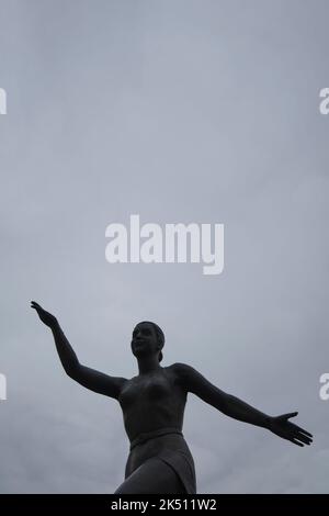 Eine Bronzeskulptur einer jungen Balletttänzerin. Auf dem platz vor dem Circus Arena Gebäude in Astana, Nursultan, Kasachstan. Stockfoto