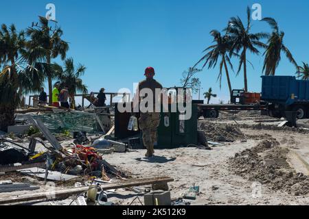FORT MYERS BEACH, FLORIDA, USA - 30. September 2022 - die US Air National Guard 202. RED HORSE Squadron klare Straßen in Fort Myers Beach, Florida in Re Stockfoto