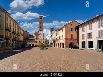 Alba, Langhe, Piemont, Italien - 16. August 2022: Piazza Risorgimento historisches Zentrum der Stadt mit dem Rathaus, den Arkaden und dem mittelalterlichen Turm Stockfoto